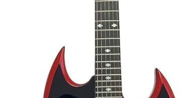 Schwarze, rot umrandete E-Gitarre mit markantem Metal-Design