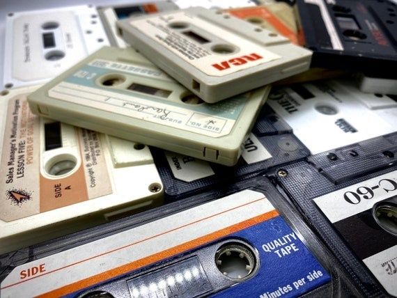 Stapel alter Kassetten als Symbol für analoges Tape-Trading