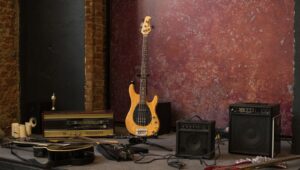 Vintage-Bass, Gitarren, Verstärker und Radio auf einer Bühne