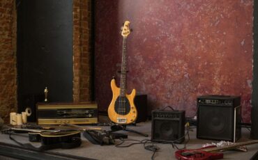 Vintage-Bass, Gitarren, Verstärker und Radio auf einer Bühne