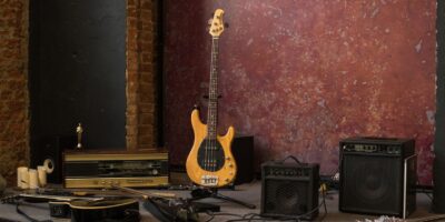 Vintage-Bass, Gitarren, Verstärker und Radio auf einer Bühne